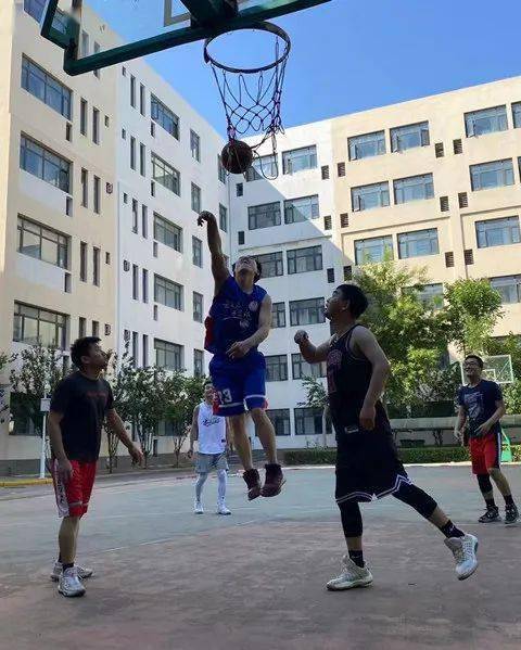 “篮”得精彩 乐在“球”中 ——公寓篮球火社团活动