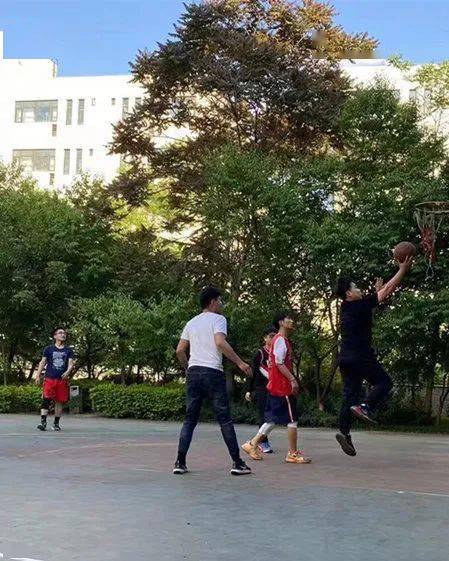 “篮”得精彩 乐在“球”中 ——公寓篮球火社团活动