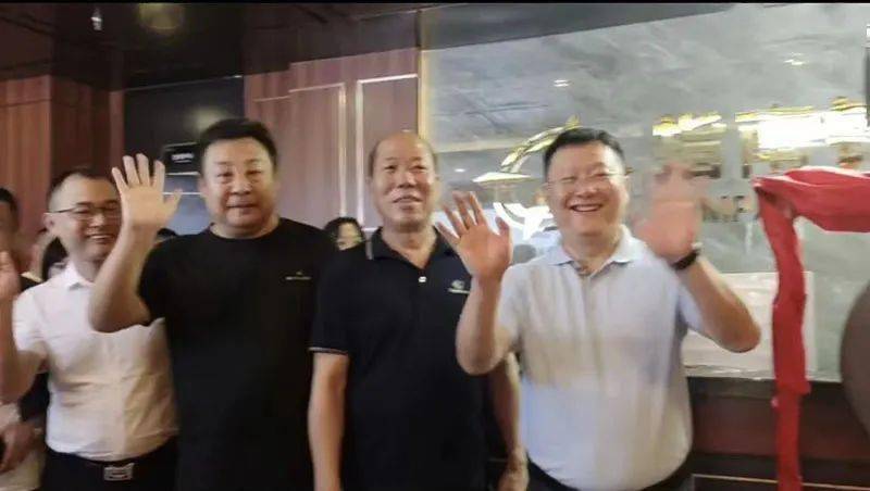 指南针（老酒）交易平台火爆“开市”<strong></p>
<p>火币网交易平台</strong>，两小时成交额超200万