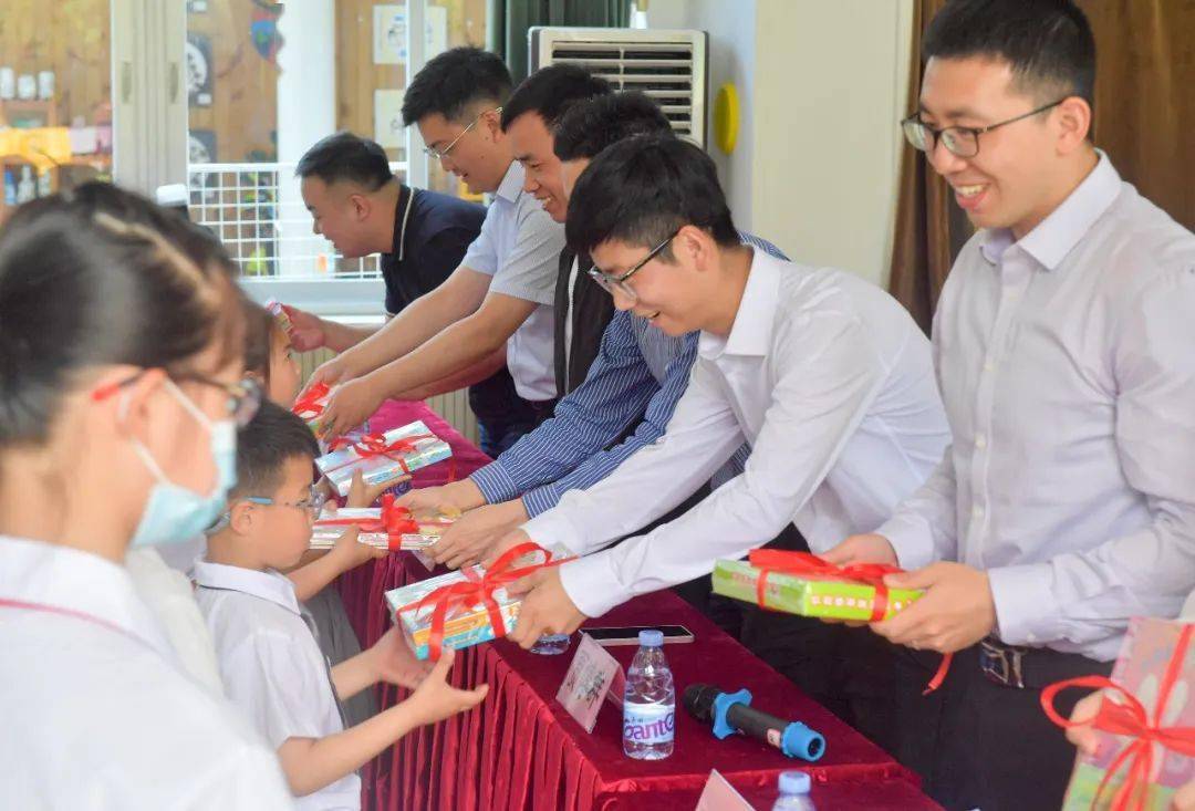 “榕博汇”智库图书捐赠活动暨凤山小学与福州榕博小学合作签约仪式圆满完成