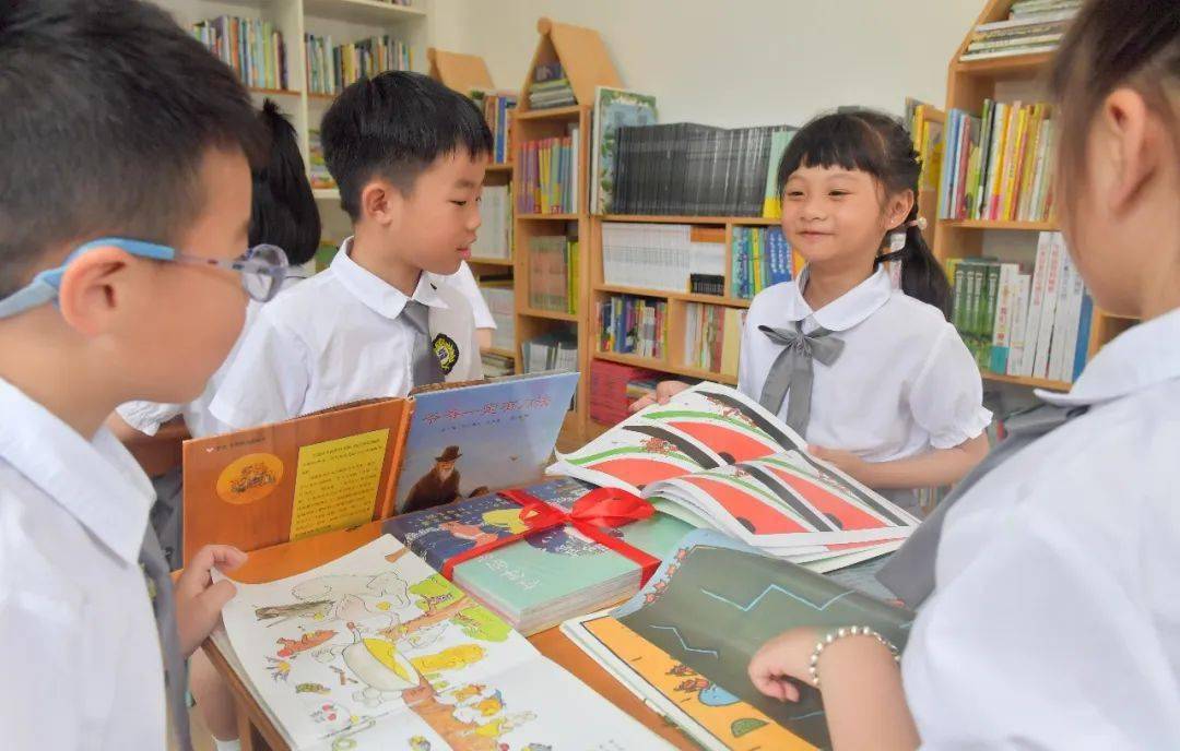“榕博汇”智库图书捐赠活动暨凤山小学与福州榕博小学合作签约仪式圆满完成