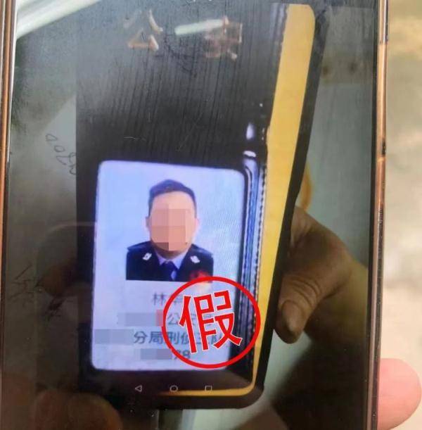 她把自己反锁在屋里<strong></p>
<p>屋里币</strong>，进行一个“秘密”通话……