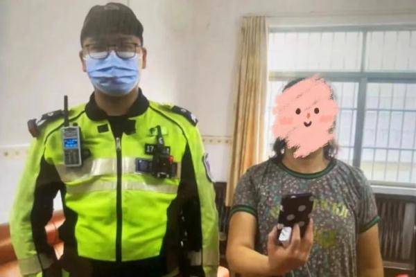 她把自己反锁在屋里<strong></p>
<p>屋里币</strong>，进行一个“秘密”通话……