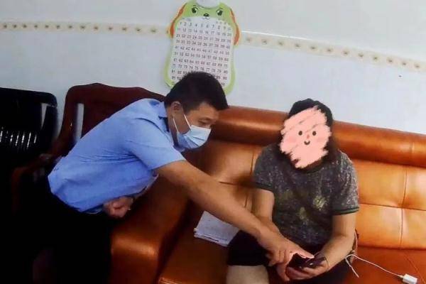 她把自己反锁在屋里<strong></p>
<p>屋里币</strong>，进行一个“秘密”通话……