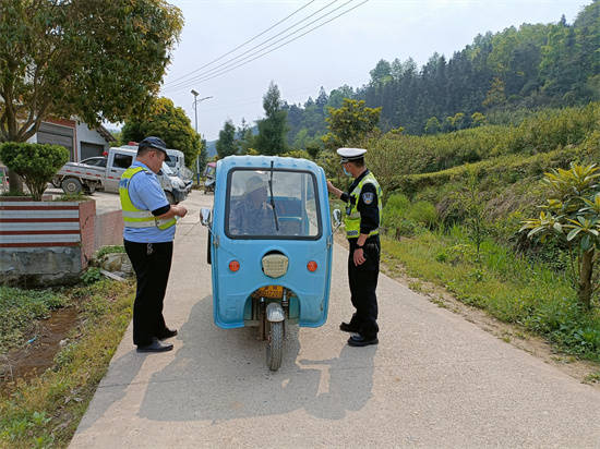 织密防护网 城乡道路安