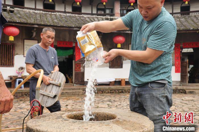 遇见福建：世遗土楼二宜楼端午节洗古井