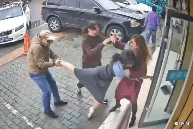 公职夫妻因挪车将女子打骨折<strong></p>
<p>货币的时间价值案例</strong>，想40万私了？通报来了