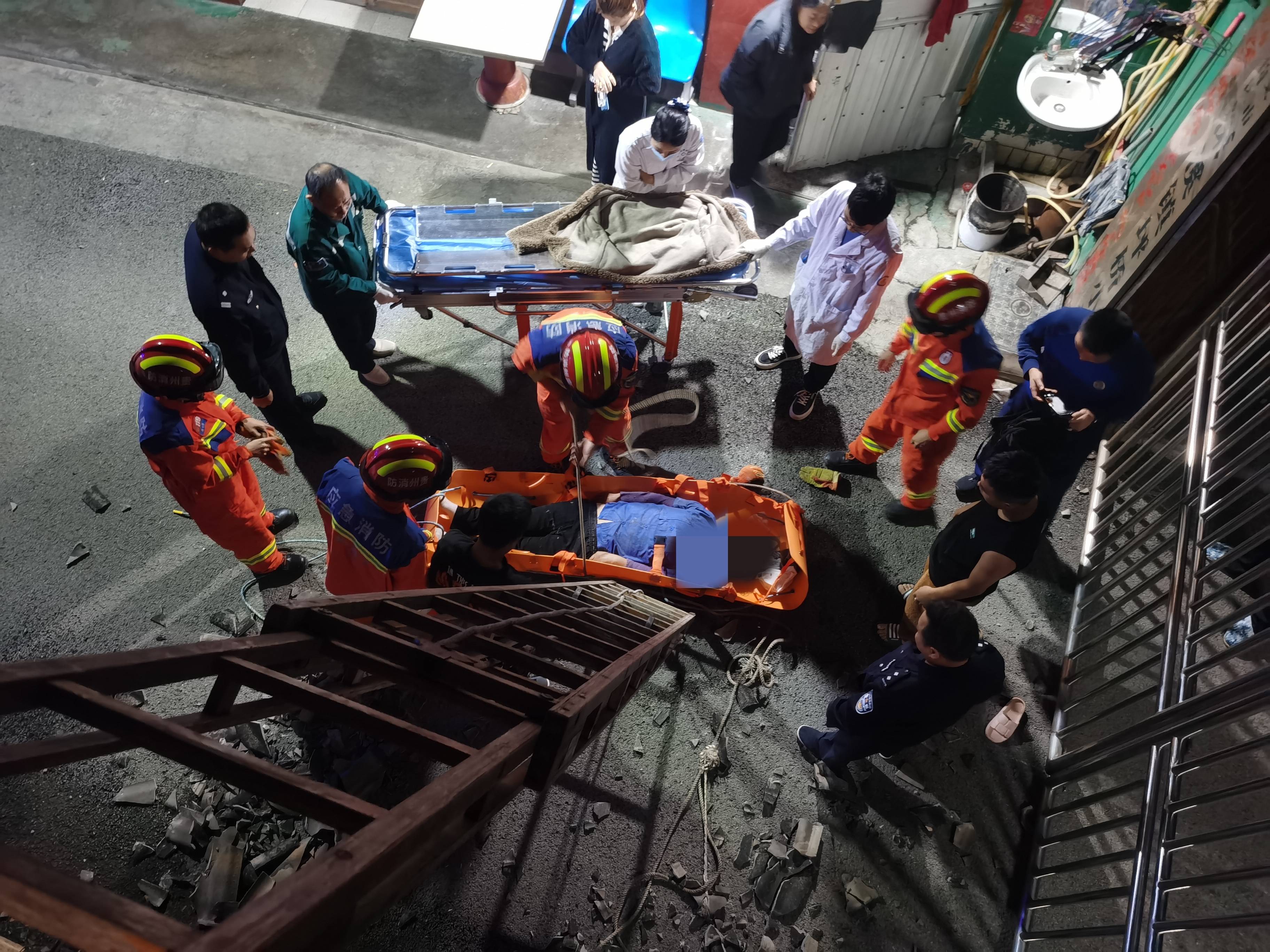 醉酒女子不慎从6楼跌落<strong></p>
<p>三货币对冲套利ea</strong>，贵州遵义消防成功营救