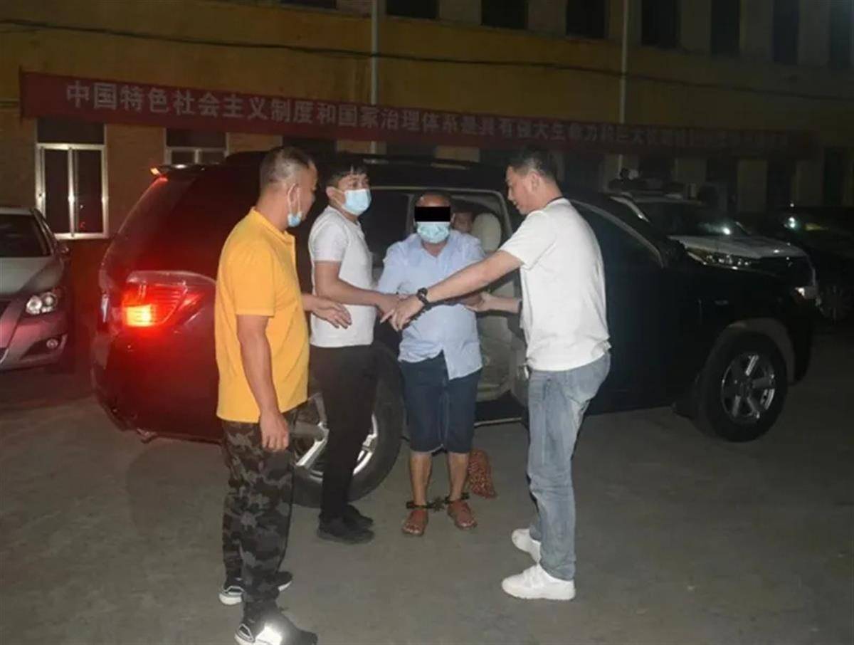 姐姐为亡弟追凶26年：雪天蹲守冻到手裂<strong></p>
<p>上海货币交易市场</strong>，确认嫌犯后气得舌头咬出血又咽下