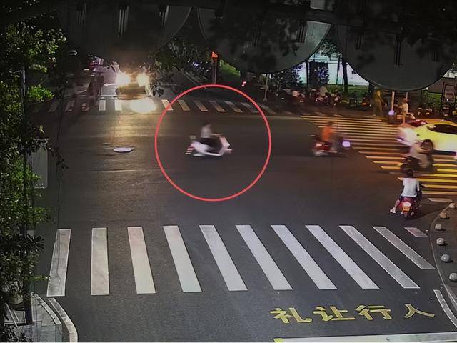 一女子肇事逃逸后仍去逛街<strong></p>
<p>币猫coincat</strong>，被抓后竟称：是路人劝我走的
