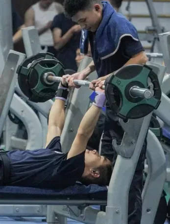 “八块腹肌和胸肌我都看习惯了”<strong></p>
<p>eth币价格走势</strong>！浙江这所高校的健身房太火爆
