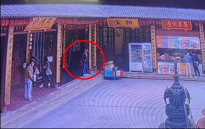 自制缠满双面胶的铁片<strong></p>
<p>多货币对冲循环交易</strong>，男子在寺庙内盗窃功德箱被行拘