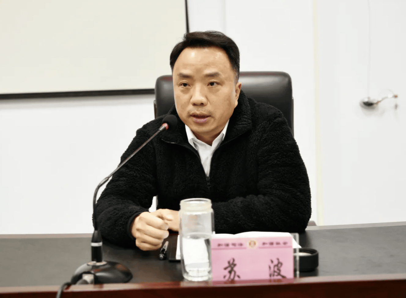 身为法院副院长<strong></p>
<p>多货币对冲循环交易</strong>，他长期脱岗旷工、迟到早退！