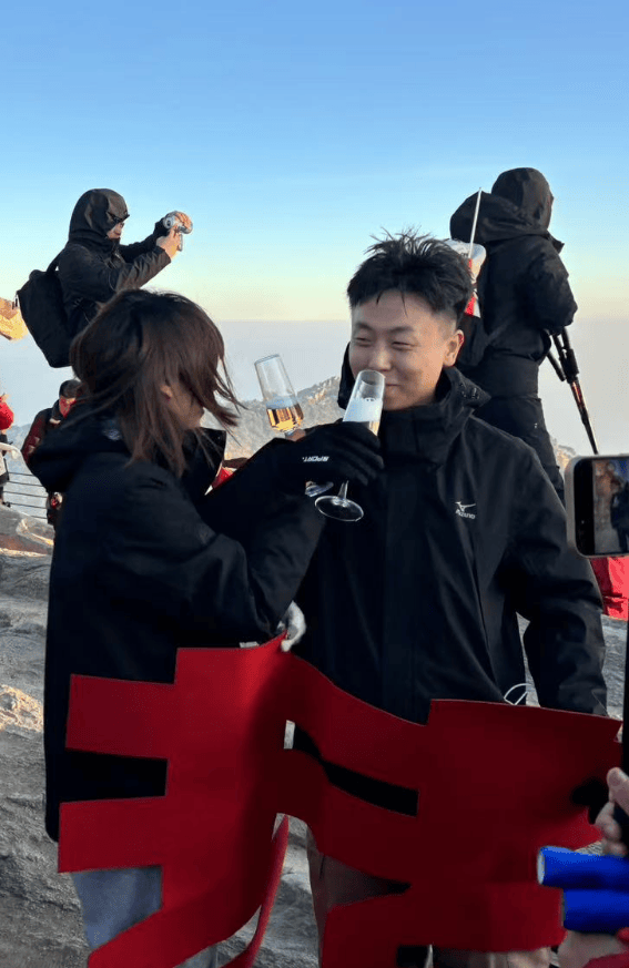 山东小伙在泰山山顶求婚<strong></p>
<p>ulord币行情</strong>，路人送上高脚杯和酒：普通求婚升华了