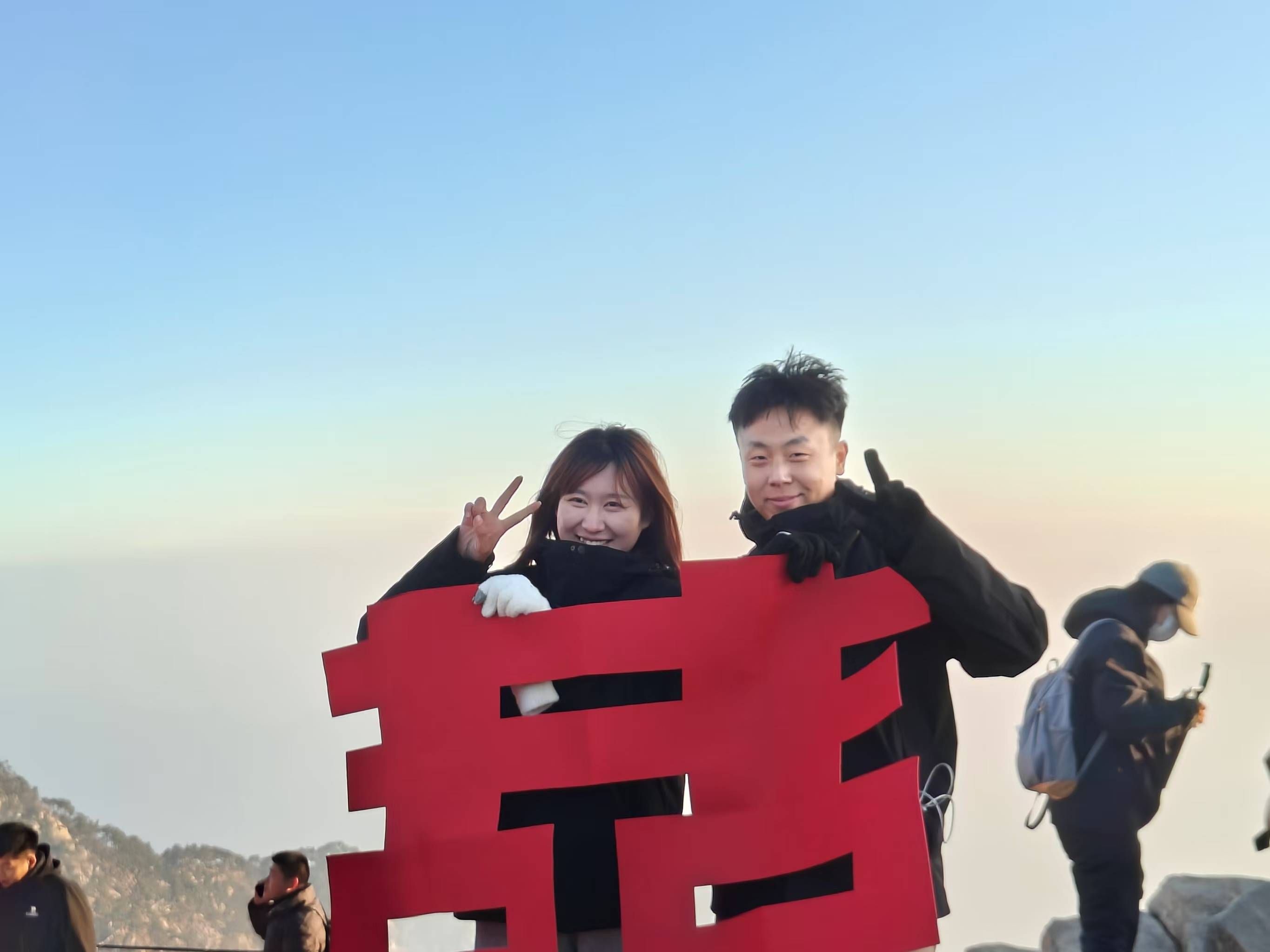 山东小伙在泰山山顶求婚<strong></p>
<p>ulord币行情</strong>，路人送上高脚杯和酒：普通求婚升华了