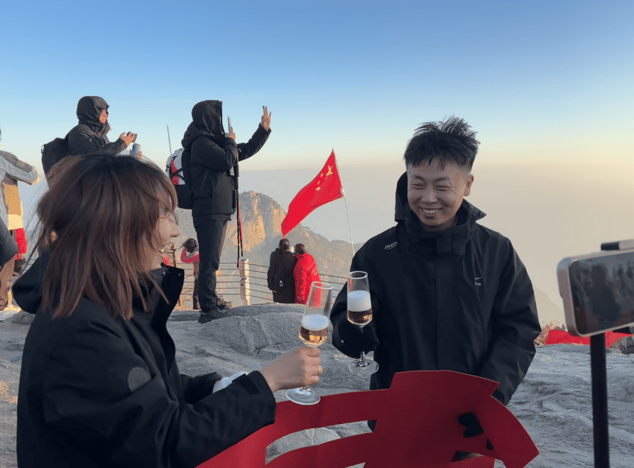 山东小伙在泰山山顶求婚<strong></p>
<p>ulord币行情</strong>，路人送上高脚杯和酒：普通求婚升华了