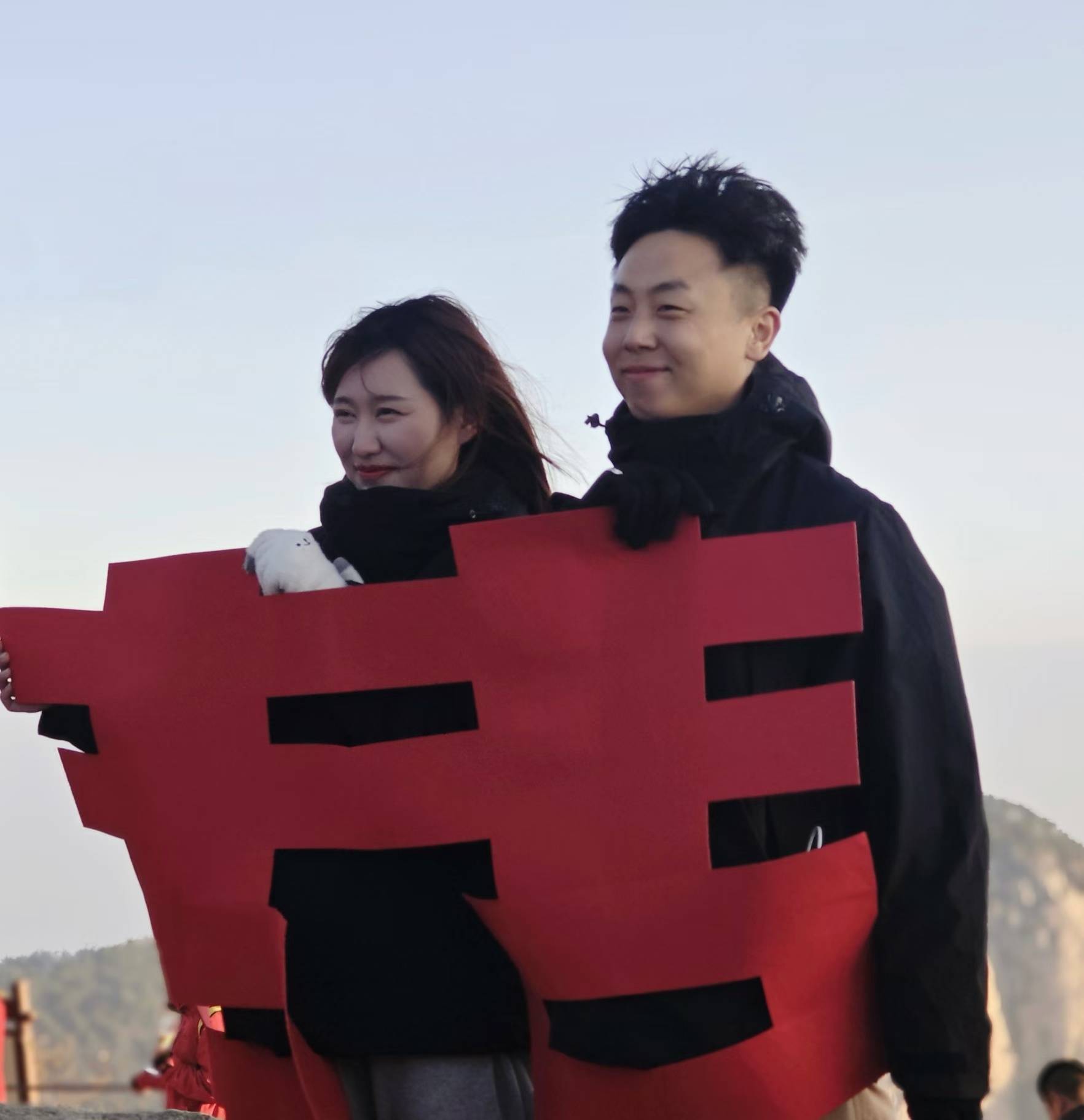 山东小伙在泰山山顶求婚<strong></p>
<p>ulord币行情</strong>，路人送上高脚杯和酒：普通求婚升华了