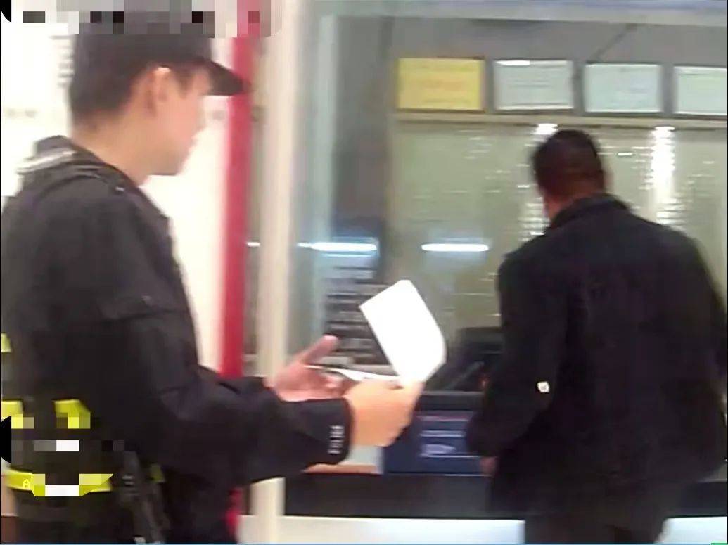 柳州男子到银行取93000元现金<strong></p>
<p>币速炒币机器人软件</strong>，柜员一看：莫非是……