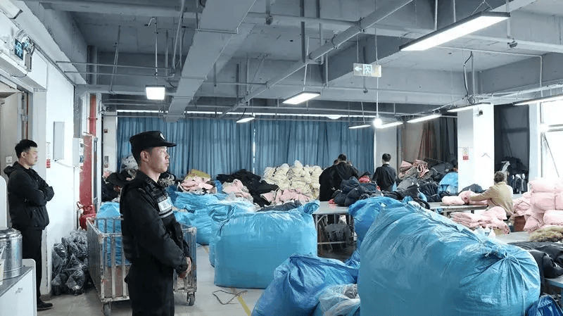 热搜第一<strong></p>
<p>零息债券全价交易</strong>！7万件羽绒服含绒量0%！央视曝光：羽绒被也是假的！当地最新通报→