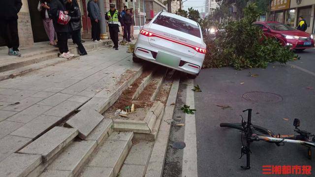 后座孩子喊爸爸<strong></p>
<p>零息债券全价交易</strong>，司机回头瞬间撞树撞人