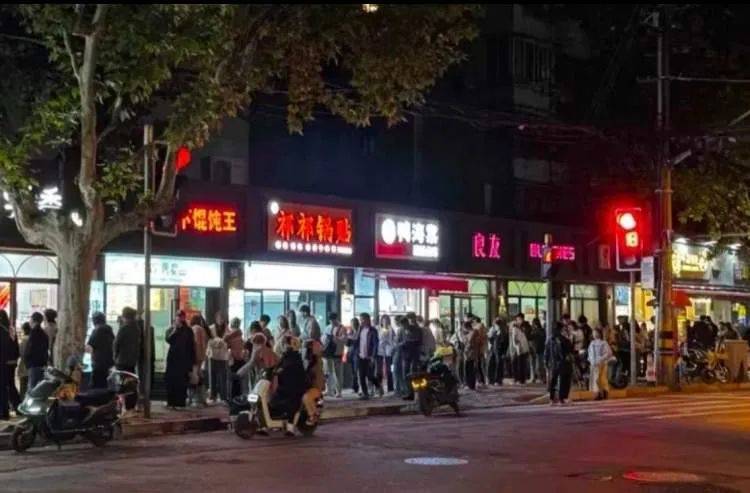 开了15年突然火了<strong></p>
<p>coincoin币币网</strong>！有人排队4小时！“泼天的富贵”让老板也有点“懵”...