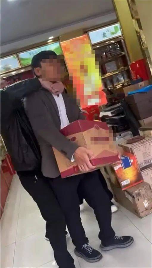 男子花7200元买酒<strong></p>
<p>法币交易</strong>，扫防伪码竟扫出不雅网站，还遭商家“锁喉”抢酒？