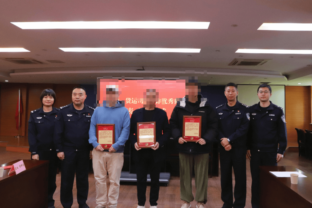 不顾姑娘哭求<strong></p>
<p>法币交易</strong>，杭州司机把车开进派出所，民警：干得好