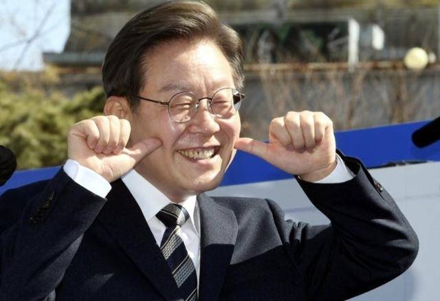 执政党捏着鼻子要“保尹”<strong></p>
<p>同向交易和反向交易</strong>，尹锡悦的总统宝座，将由8个人决定