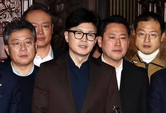 执政党捏着鼻子要“保尹”<strong></p>
<p>同向交易和反向交易</strong>，尹锡悦的总统宝座，将由8个人决定