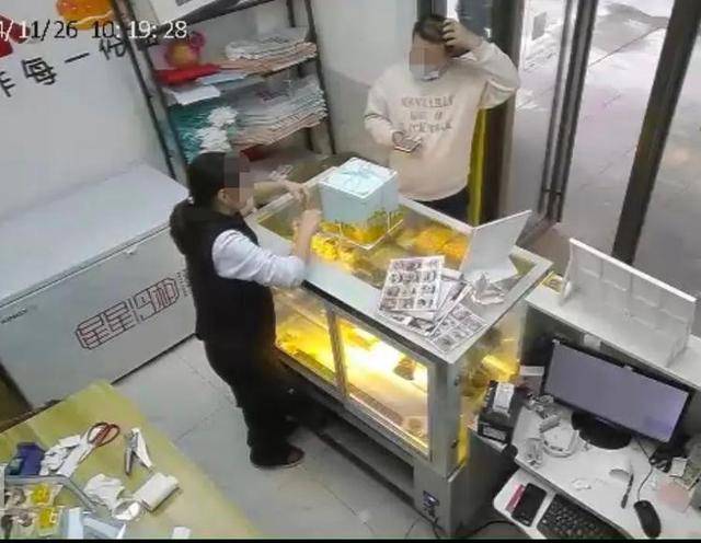 因蛋糕上放鲜花20多家店被同一人举报<strong></p>
<p>债券交易流通规则</strong>，商家怀疑职业打假，举报者回应
