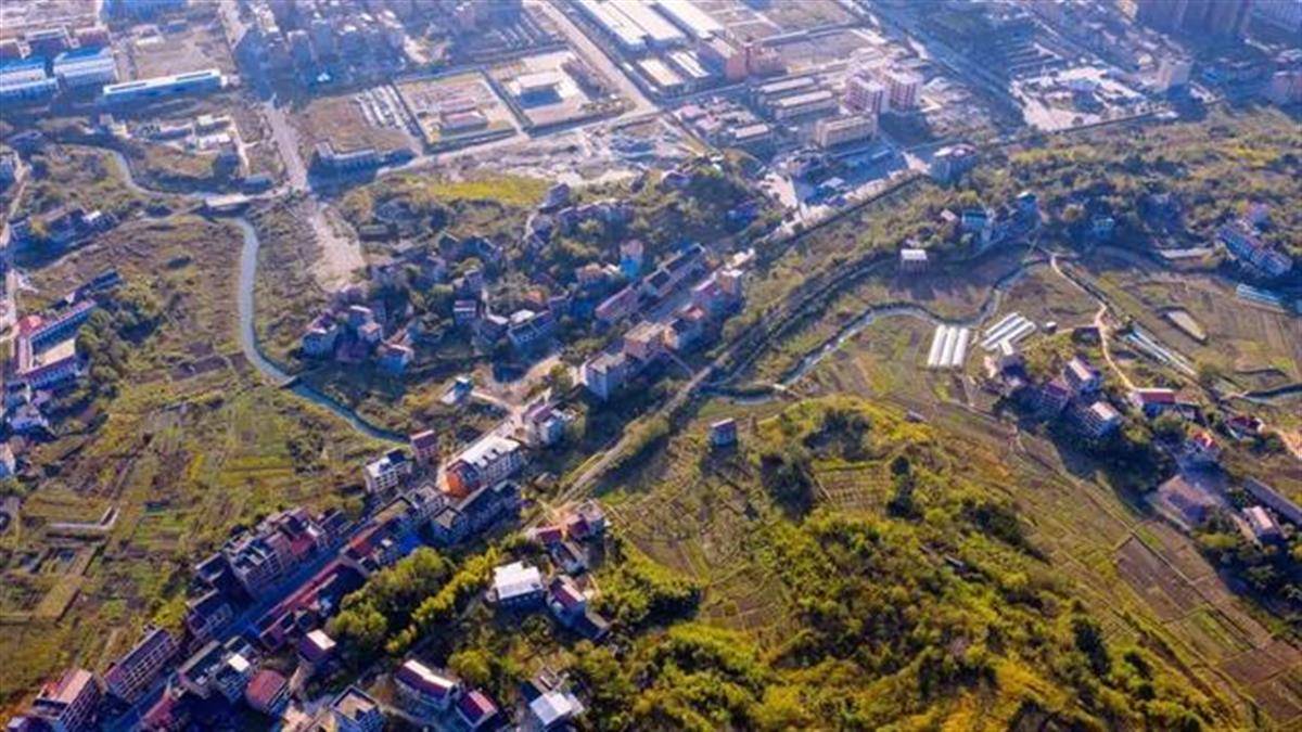 湖南邵阳一村到市中心打“征婚广告”：有底气<strong></p>
<p>比太币交易今日价格</strong>，嫁过来不会差