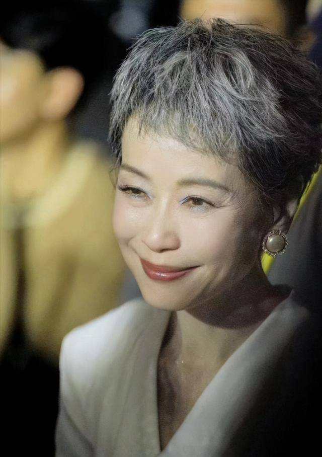曝61岁叶童香港行生图<strong></p>
<p>货币资本买卖</strong>，身材干瘪脸上画大浓妆，多人追着索要签名