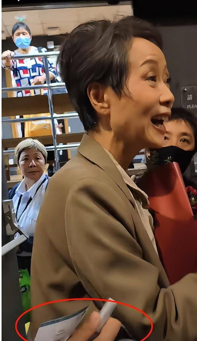 曝61岁叶童香港行生图<strong></p>
<p>货币资本买卖</strong>，身材干瘪脸上画大浓妆，多人追着索要签名