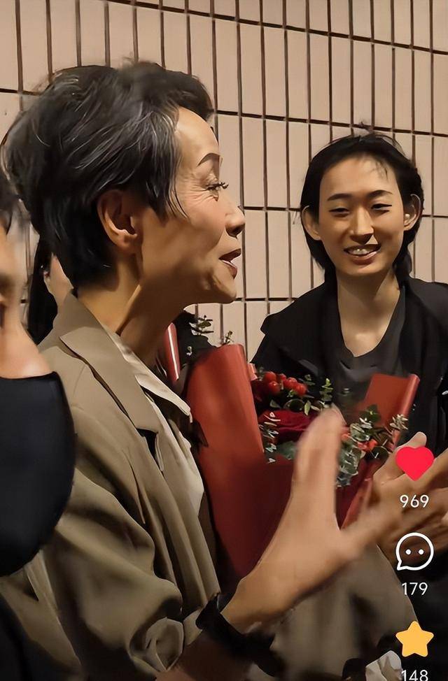 曝61岁叶童香港行生图<strong></p>
<p>货币资本买卖</strong>，身材干瘪脸上画大浓妆，多人追着索要签名