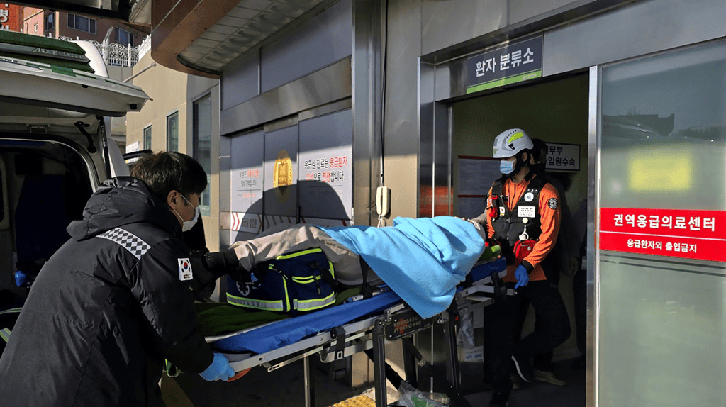 韩国空难两名幸存者：33岁空少恐全身瘫痪<strong></p>
<p>货币资本买卖</strong>，空姐脚踝和头部受伤