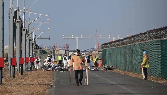 韩国遭遇本土最致命空难<strong></p>
<p>mcc币今日价格</strong>，专家：飞机维护和机场设计都有问题
