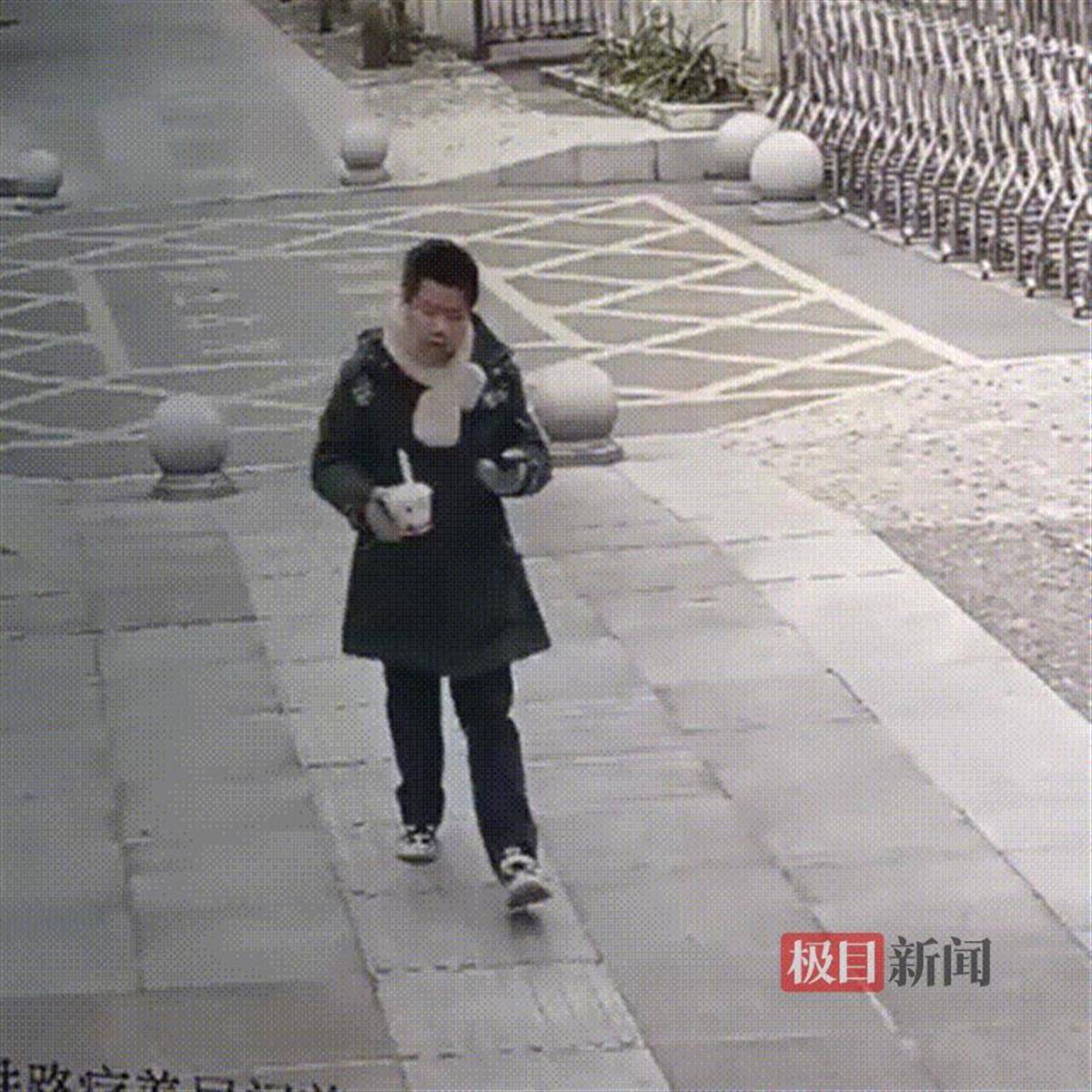 湖北咸宁一学生放学路上捡到手机交给警方<strong></p>
<p>美系货币和非美货币</strong>，民警和失主进校给他送“大礼包”