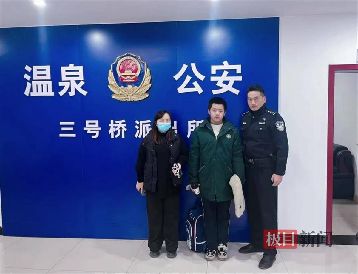 湖北咸宁一学生放学路上捡到手机交给警方<strong></p>
<p>美系货币和非美货币</strong>，民警和失主进校给他送“大礼包”