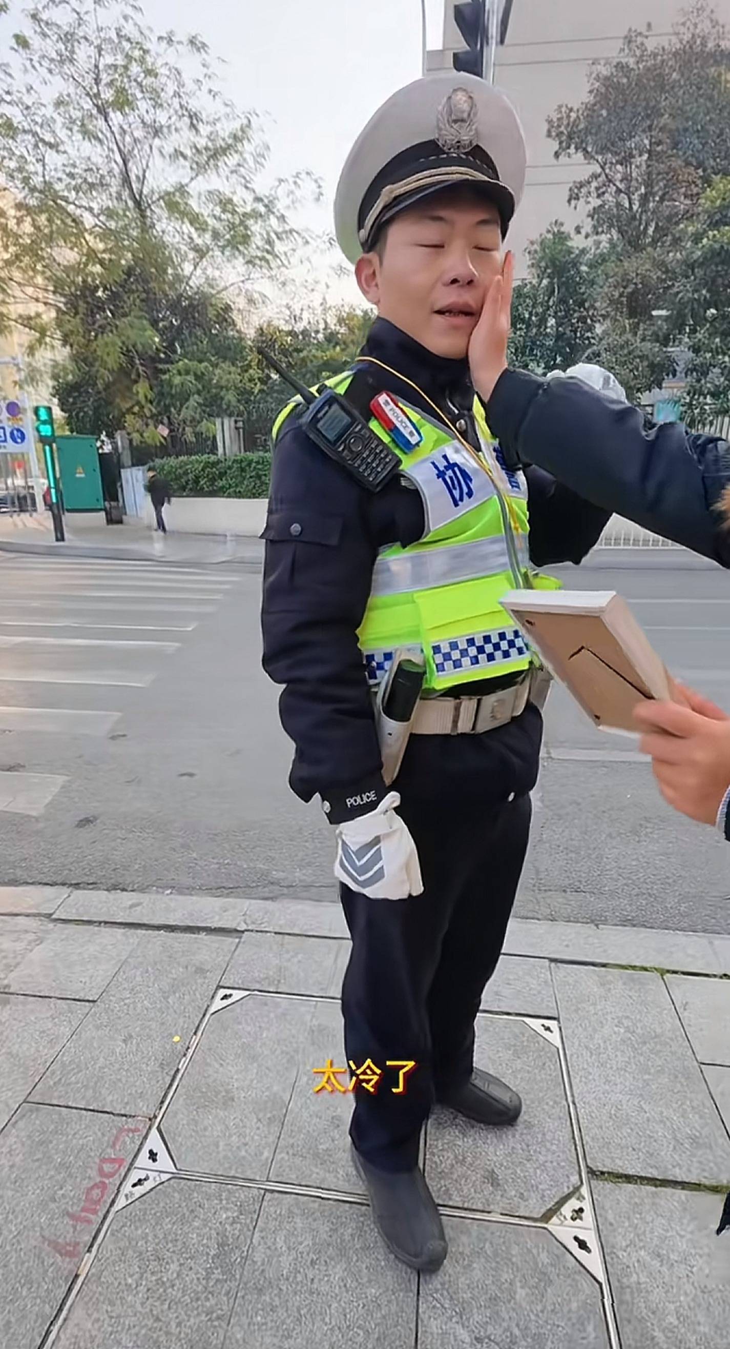 “原来你这么棒啊！”长沙协警执完勤被妻子宠溺“摸脸杀”<strong></p>
<p>全球货币交易量排名</strong>，摄影师拍下幸福一刻