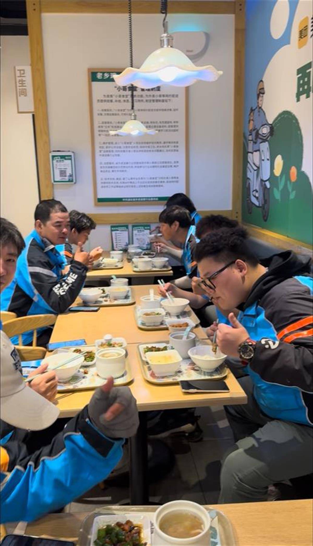 一两公里就能充电吃饭<strong></p>
<p>全球货币交易量排名</strong>！武汉涌现更多高品质“小哥食堂”