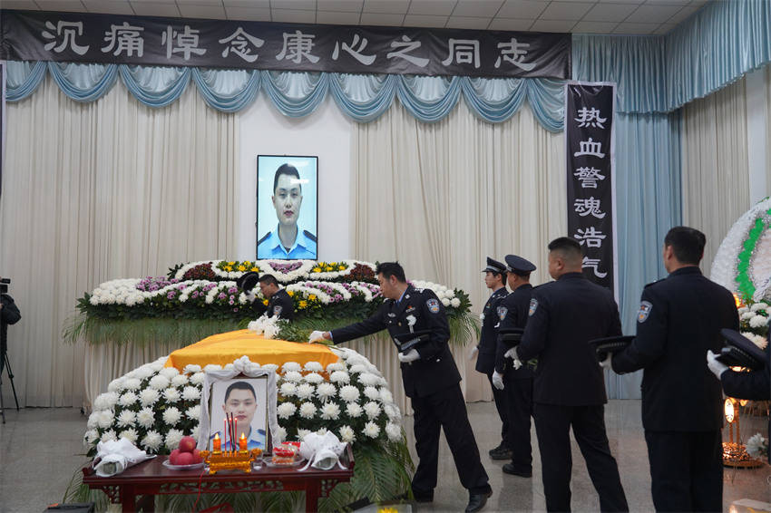 送别<strong></p>
<p>厦门货币交易市场在哪里</strong>！成都27岁辅警因公牺牲 遗体告别仪式今日举行