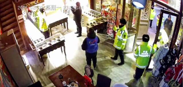 大同回应“撬锁开灯”：执行有问题<strong></p>
<p>ccr机器人自动炒币</strong>，亮灯系倡议而非强制