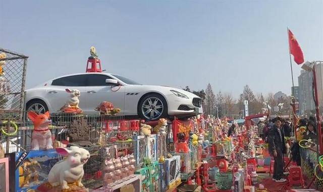 街头套圈奖品竟是豪车玛莎拉蒂<strong></p>
<p>炒币机器人有哪些</strong>，老板：很多人来尝试，套中摆件就可开走