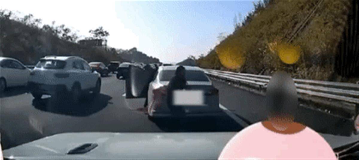无牌车应急车道上撞飞小孩<strong></p>
<p>币圈最新消息在哪里看</strong>，家属殴打肇事者？不妨通报详情