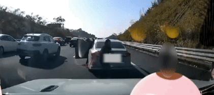 无牌车应急车道上撞飞小孩<strong></p>
<p>币圈最新消息在哪里看</strong>，家属情绪激动殴打肇事者，广东交警证实：事发惠州路段，当地交警尚未回应