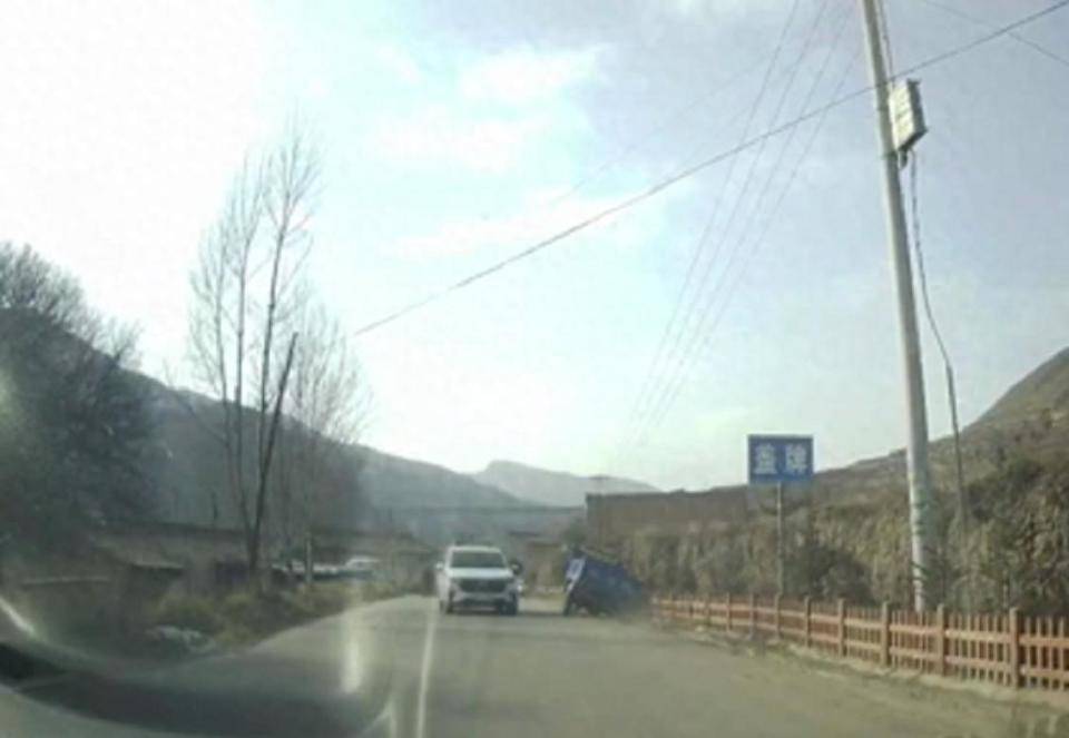 目击警车把农用车“别进”沟<strong></p>
<p>母币比普通币贵多少</strong>，男子称网上发视频后接警方“约谈”电话