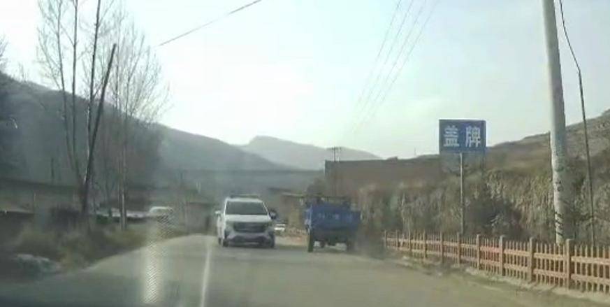 目击警车把农用车“别进”沟<strong></p>
<p>母币比普通币贵多少</strong>，男子称网上发视频后接警方“约谈”电话
