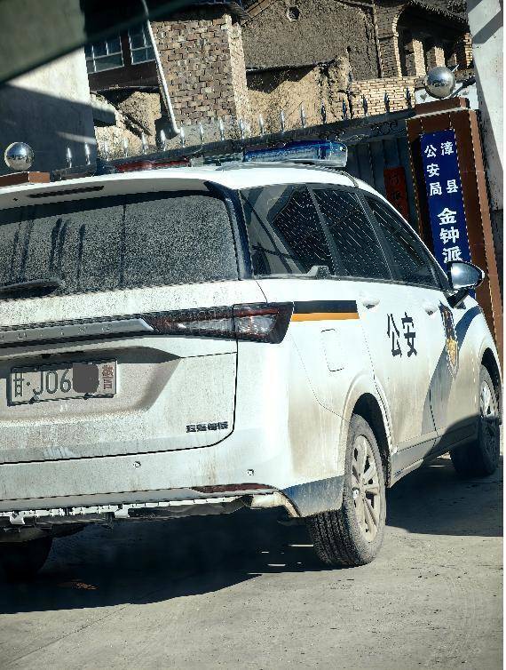 目击警车把农用车“别进”沟<strong></p>
<p>母币比普通币贵多少</strong>，男子称网上发视频后接警方“约谈”电话