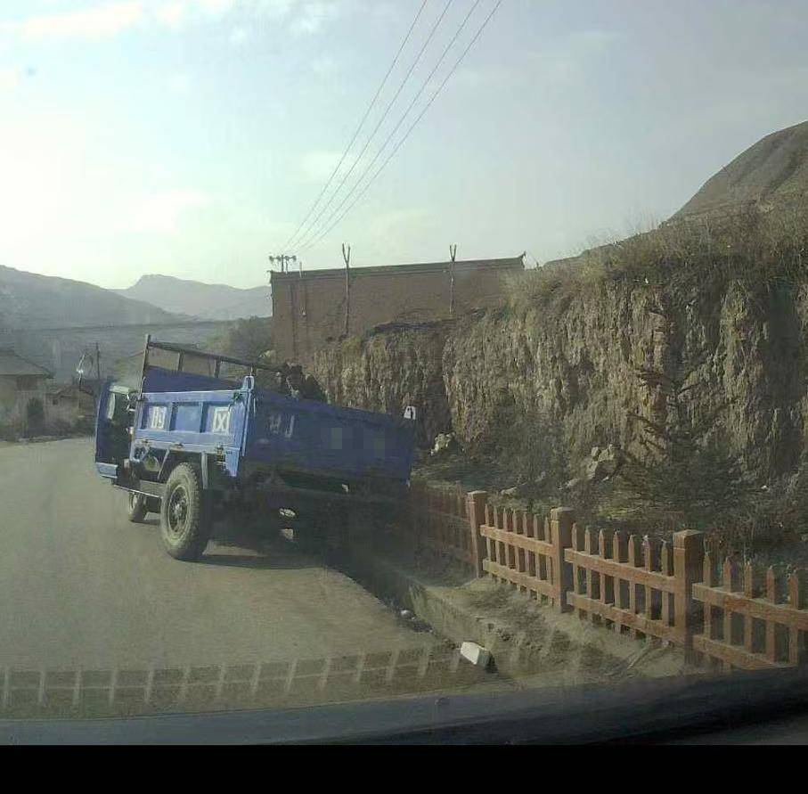 目击警车把农用车“别进”沟<strong></p>
<p>母币比普通币贵多少</strong>，男子称网上发视频后接警方“约谈”电话