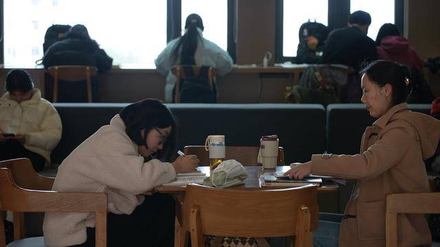 学者余世存：若有人投喂虚假信息<strong></p>
<p>新手如何炒币</strong>，AI可能会制造信息茧房